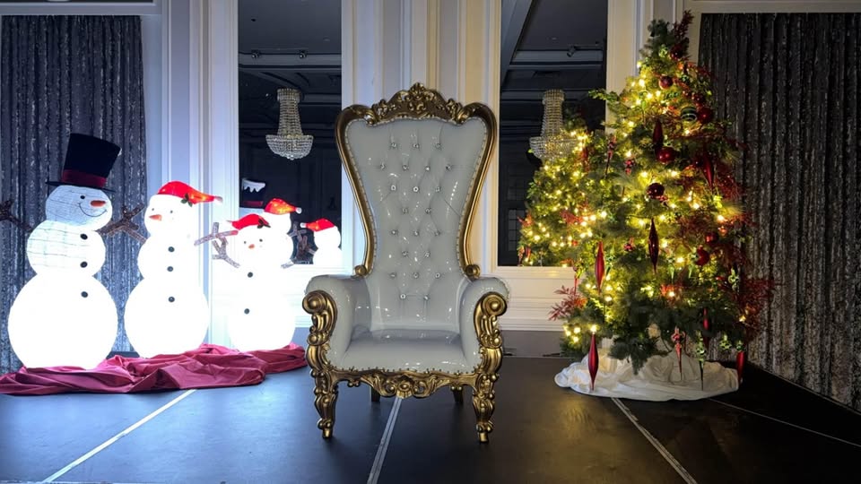 Chaise Pere Noel Location / Santa Clause Chair Rental