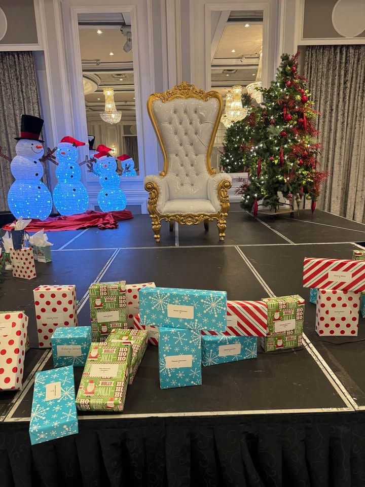 Chaise Pere Noel Location / Santa Clause Chair Rental