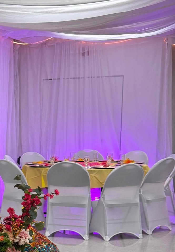 White Spandex Chair Covers Rental / Location Housses de Chaises