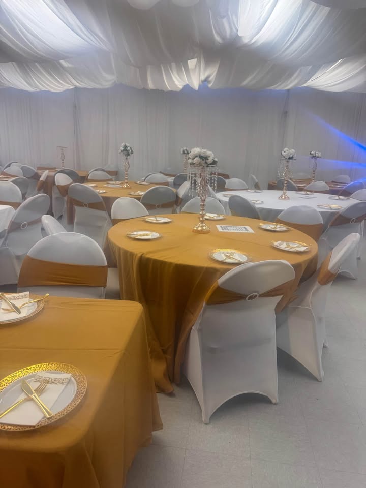 White Spandex Chair Covers Rental / Location Housses de Chaises